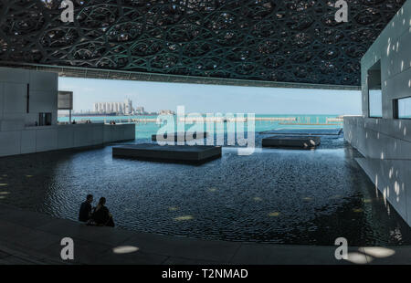 Eau/ ABUDHABI - 18 DEZ 2018 - couple assis dans l'atrium du musée du Louvre à Abu Dhabi. Émirats arabes unis. Banque D'Images