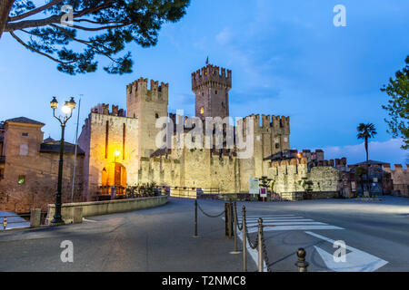 Château Rocca Scaligera au coucher du soleil à Sirmione, Lac de Garde, Italie Banque D'Images