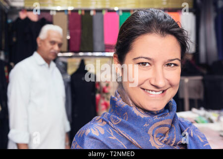 Émirats arabes unis / DUBAÏ - 20 DEZ 2018 - Portrait de femme dans un magasin à marché de l'or à Dubaï. Émirats arabes unis. Banque D'Images