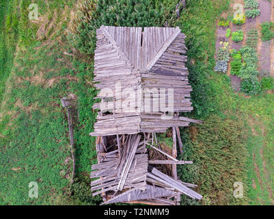 Vue d'une maison en bois avec un bourdon Banque D'Images