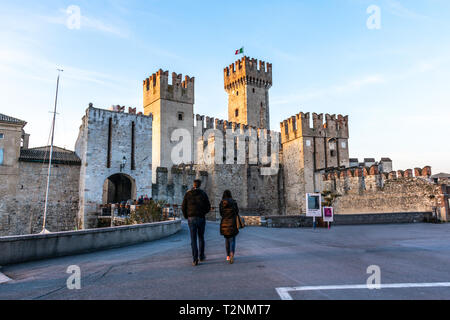 Château Rocca Scaligera au coucher du soleil à Sirmione, Lac de Garde, Italie Banque D'Images