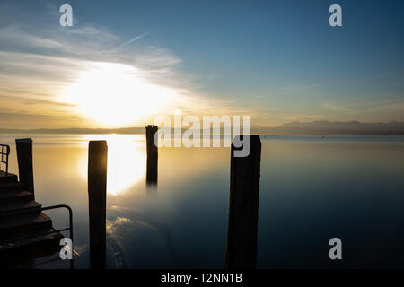 Jetée en bois sur le lac de Garde près de la ville de Sirmione, Italie Banque D'Images