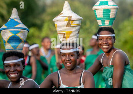 Intore danse traditionnelle effectuée à l'extérieur près du Parc National des Volcans au Rwanda Banque D'Images