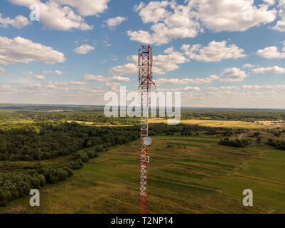 Tour de cellule dans la forêt, vue depuis le bourdon Banque D'Images