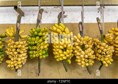 Les cadres de la banane accroché à la vente au marché de plein air, le Rwanda Farmers Market, au Rwanda Banque D'Images