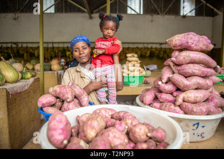 Mère peut contenir jusqu'à son enfant au marché de plein air, le Rwanda Farmers Market, au Rwanda Banque D'Images