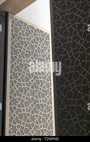 Les portes en métal, entrée de salle de prière, Msheireb Mosquée Jumaa, Doha, Qatar Banque D'Images