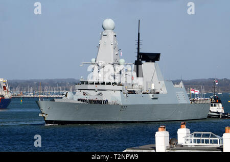 Le HMS Duncan 037 quitter Portsmouth Banque D'Images