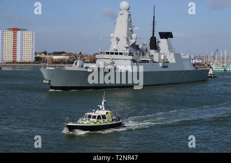 Le HMS Duncan 037 quitter Portsmouth Banque D'Images