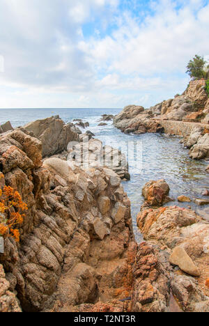 Rochers sur la côte de Lloret de Mar dans une belle journée d'été, Costa Brava, Catalogne Banque D'Images