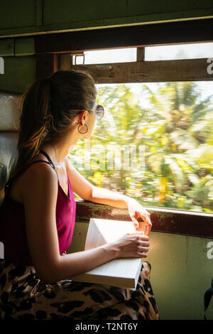 Femme en train local, Galle, Côte Sud, Sri Lanka Banque D'Images