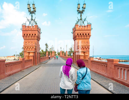 Deux touristes de prendre la photo de Montaza palace bridge, Alexandria, Egypte Banque D'Images