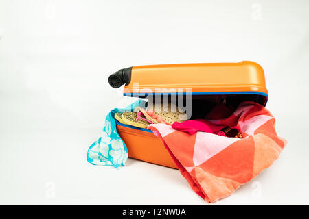 Partir en vacances. Cette valise est emballé et prêt à le prendre avec vous sous le soleil des vacances. Lunettes de soleil, serviette de plage et votre chapeau Banque D'Images