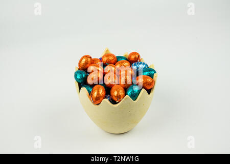 Les oeufs de Pâques en chocolat dans un bol sur un fond blanc Banque D'Images