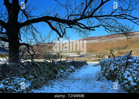 Une vue d'hiver enneigée de moines Lane dans le Yorkshire Dales village de Arncliffe, Littondale Banque D'Images