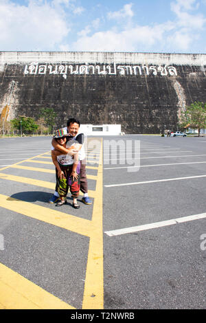 Les femmes thaïlandaises asiatique mother and son billet à poser et jouer sur le parking avant de Khun Dan Prakan Chon Barrage dans Nakhon Nayok, Thaïlande Banque D'Images