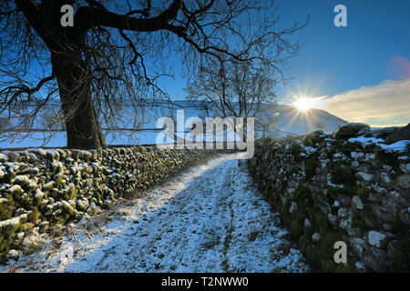 Une vue d'hiver enneigée de moines Lane dans le Yorkshire Dales village de Arncliffe, Littondale Banque D'Images
