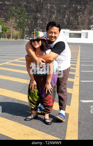 Les femmes thaïlandaises asiatique mother and son billet à poser et jouer sur le parking avant de Khun Dan Prakan Chon Barrage dans Nakhon Nayok, Thaïlande Banque D'Images