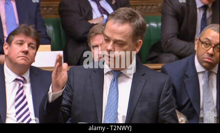 Nigel Adams qui a démissionné en tant que ministre du Pays de Galles et whip du gouvernement parle lors de questions au premier ministre à la Chambre des communes, Londres. Banque D'Images