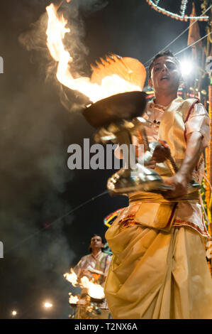 Les prêtres hindous rituels effectuer au cours de la soirée, un Ganga Seva Nidhi cérémonie hindou religieux qui a lieu deux fois par jour. Banque D'Images