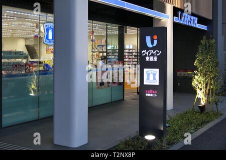 TOKYO, JAPON - 13 avril 2012 : Lawson dépanneur à Tokyo. C'est la 2ème plus grande chaîne de magasins au Japon avec 10 457 magasins (comme de 201 Banque D'Images