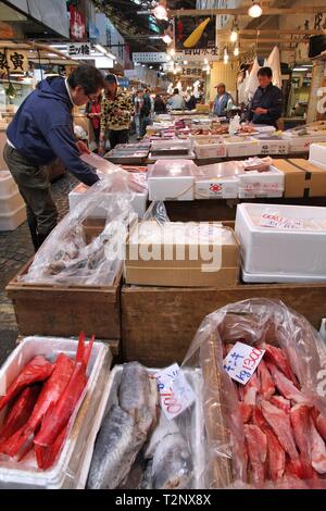 TOKYO, JAPON - 11 MAI 2012 : visite de personnes célèbre marché aux poissons de Tsukiji à Tokyo. C'est le plus grand marché de gros poissons et fruits de mer dans le monde. Banque D'Images