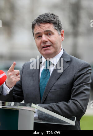 Le ministre des Finances, Paschal Donohoe au cours d'une conférence de presse dans les édifices du gouvernement, Dublin, où il a annoncé qu'il n'y aura pas de changement dans l'impôt foncier local jusqu'en 2021. Banque D'Images