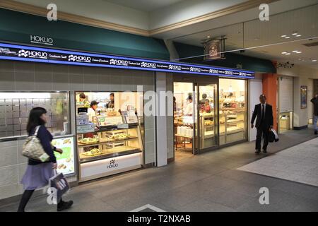 TOKYO, JAPON - 13 avril 2012 : Visite à la Boulangerie Hokuo La gare de Shinjuku, Tokyo, Japon. Les produits de boulangerie société existe depuis 1979. Banque D'Images