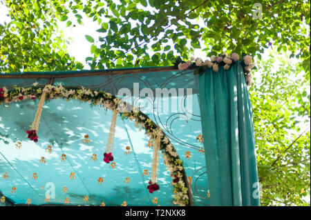 La lumière à travers les arbres s'allume un auvent à un mariage en Inde Banque D'Images