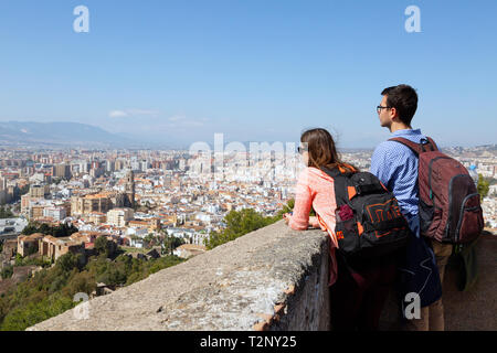 Maison de vacances ESPAGNE - un couple de touristes à la recherche sur de Malaga Malaga Malaga château, vieille ville, malaga andalousie espagne Europe Banque D'Images