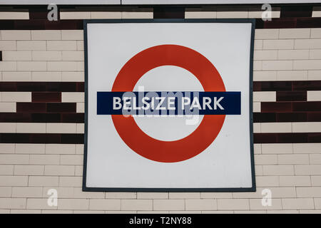Londres, Royaume-Uni - 23 mars 2019 - panneau indicateur de gare sur la plate-forme de la station de métro Belsize Park. Le métro de Londres est le plus ancien métro liaisons ferroviaires Banque D'Images