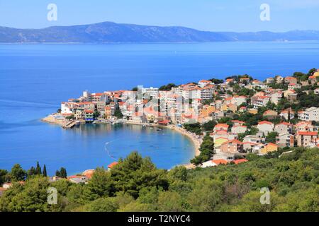 Croatie - paysage de la côte de Dalmatie. Vue sur la mer Adriatique dans Igrane. L'île de Hvar en arrière-plan. Banque D'Images