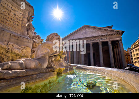 Patheon square et ancienne borne fontaine dans la ville éternelle de Rome, capitale de l'Italie Banque D'Images