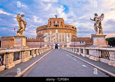 Castel Sant'Angelo ou le Mausolée d'Hadrien et le pont de la rivière du Tibre à Rome, capitale de l'Italie Banque D'Images