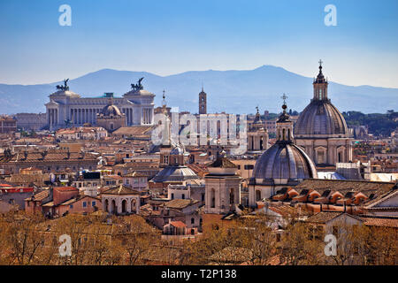 Ville éternelle de Rome un repère toits vue sur l'horizon, la capitale de l'Italie