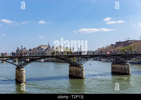 Les gens qui marchent sur le Pont des Arts le pont sur la Seine - Paris Banque D'Images