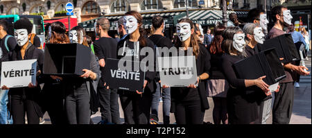 Pour les sans-voix anonyme qui manifestaient dans Paris Banque D'Images