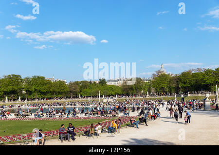 Les personnes bénéficiant du soleil dans le jardin du Luxembourg, le dimanche - Paris Banque D'Images