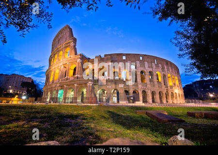 Colisée de Rome l'aube vue, célèbre monument de la ville éternelle, capitale de l'Italie Banque D'Images