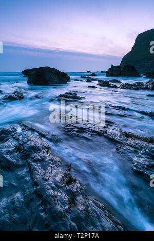 Rochers exposés par le retrait de la marée basse à Duckpool sur la côte nord, le patrimoine de Hartland, Cornwall, Angleterre. Banque D'Images