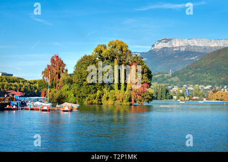 Paysage avec beau parc et vue sur le lac d'Annecy. Haute Savoie, Annecy, France Banque D'Images