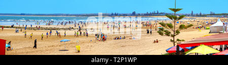 Vue panoramique sur mer avec de grandes plages et les gens s'amusant playng football en journée ensoleillée. Essaouira, Maroc, Afrique du Nord Banque D'Images