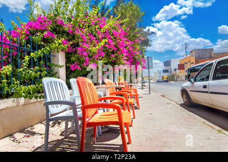 Vue urbaine avec café de la rue dans la ville de Kairouan. La Tunisie, l'Afrique du Nord Banque D'Images