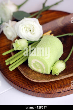 Rouleaux de dessert japonais Matcha thé sur la table Banque D'Images