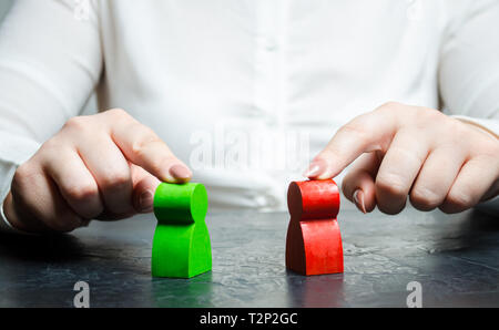 La femme arbitre examine la situation de conflit entre les gens. Conflit d'intérêts. Recherche de solutions et de compromis. Les différends de lissage. C Banque D'Images