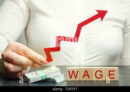 La main féminine détient la flèche vers le haut au-dessus des mots. Augmentation de salaire, les taux de salaire. La promotion, l'avancement de carrière. L'amélioration du niveau de vie. Augmenter les profits Banque D'Images