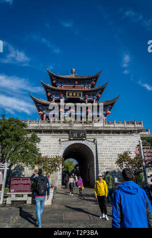 Porte nord de la ville fortifiée, la vieille ville de Dali, Yunnan Province, China Banque D'Images
