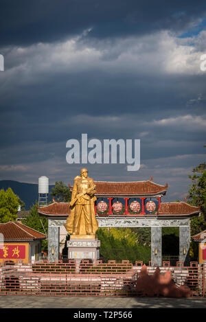 Statue en or d'un soldat communiste, la vieille ville de Dali, Yunnan Province, China Banque D'Images
