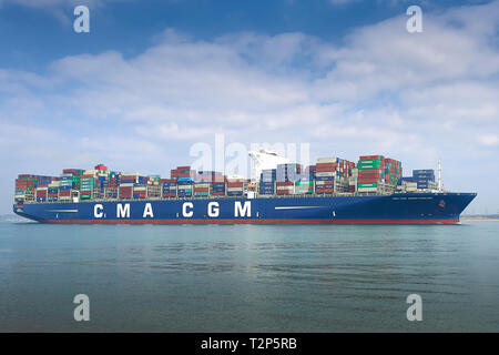 Le très grand porte-conteneurs CMA CGM GEORG FORSTER, en route, quitte le port de Southampton, au Royaume-Uni. 28 mars 2019. Banque D'Images