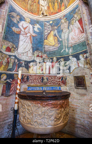 L'intérieur de la célèbre baptistère de Parme richement décorée de fresques et sculpturs, Parme, Emilie-Romagne, Italie. Banque D'Images